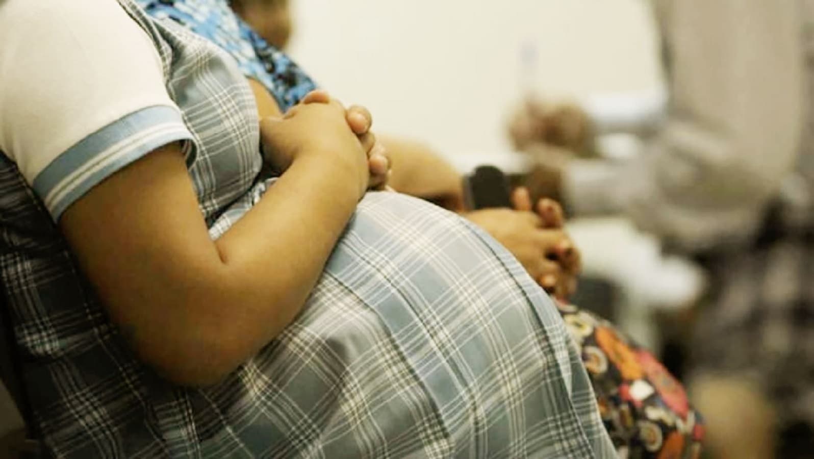 Tasa de embarazo adolescente baja pero persisten brechas