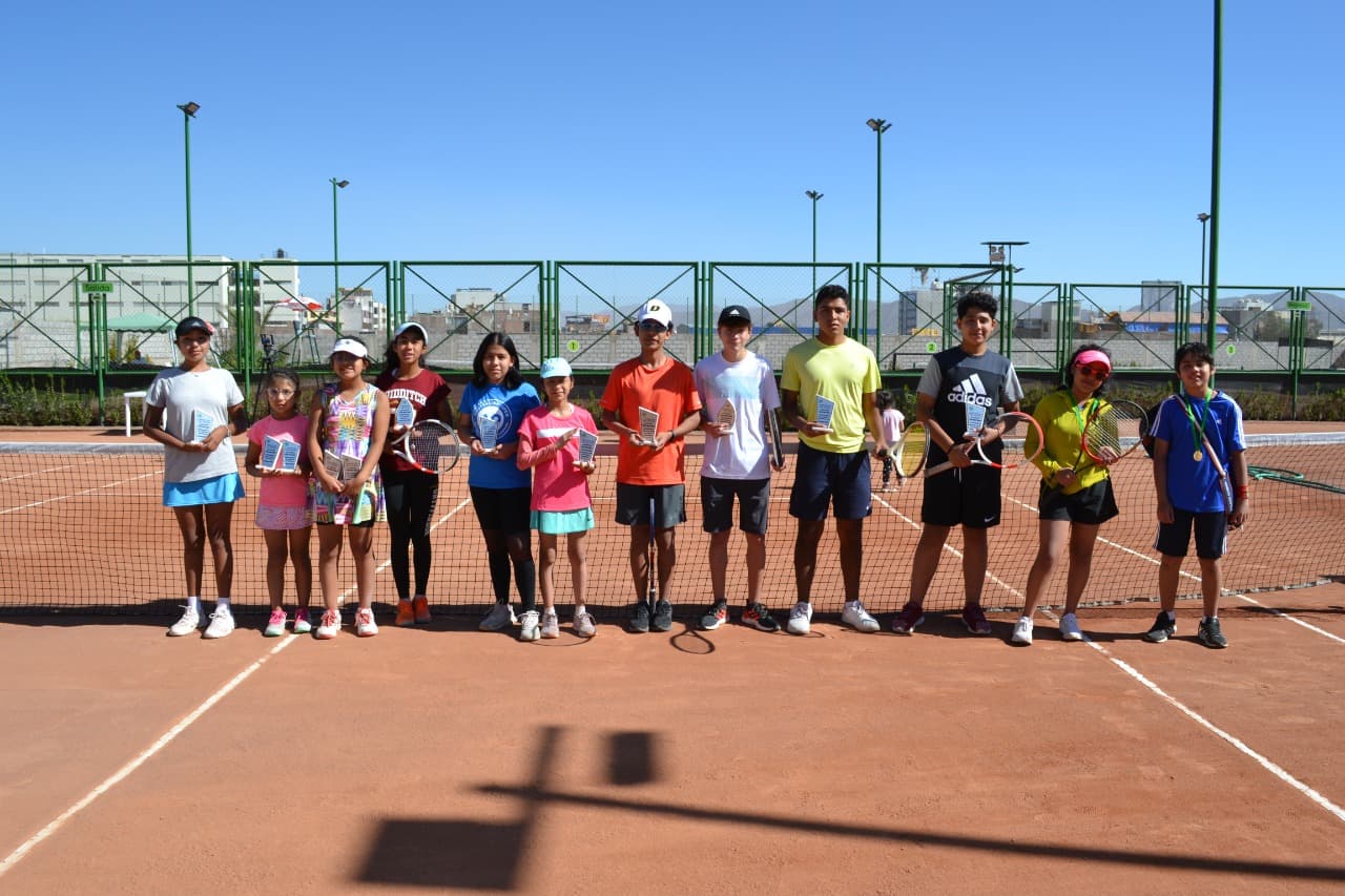 Menores de Arequipa demuestran progresos y talento en el tenis