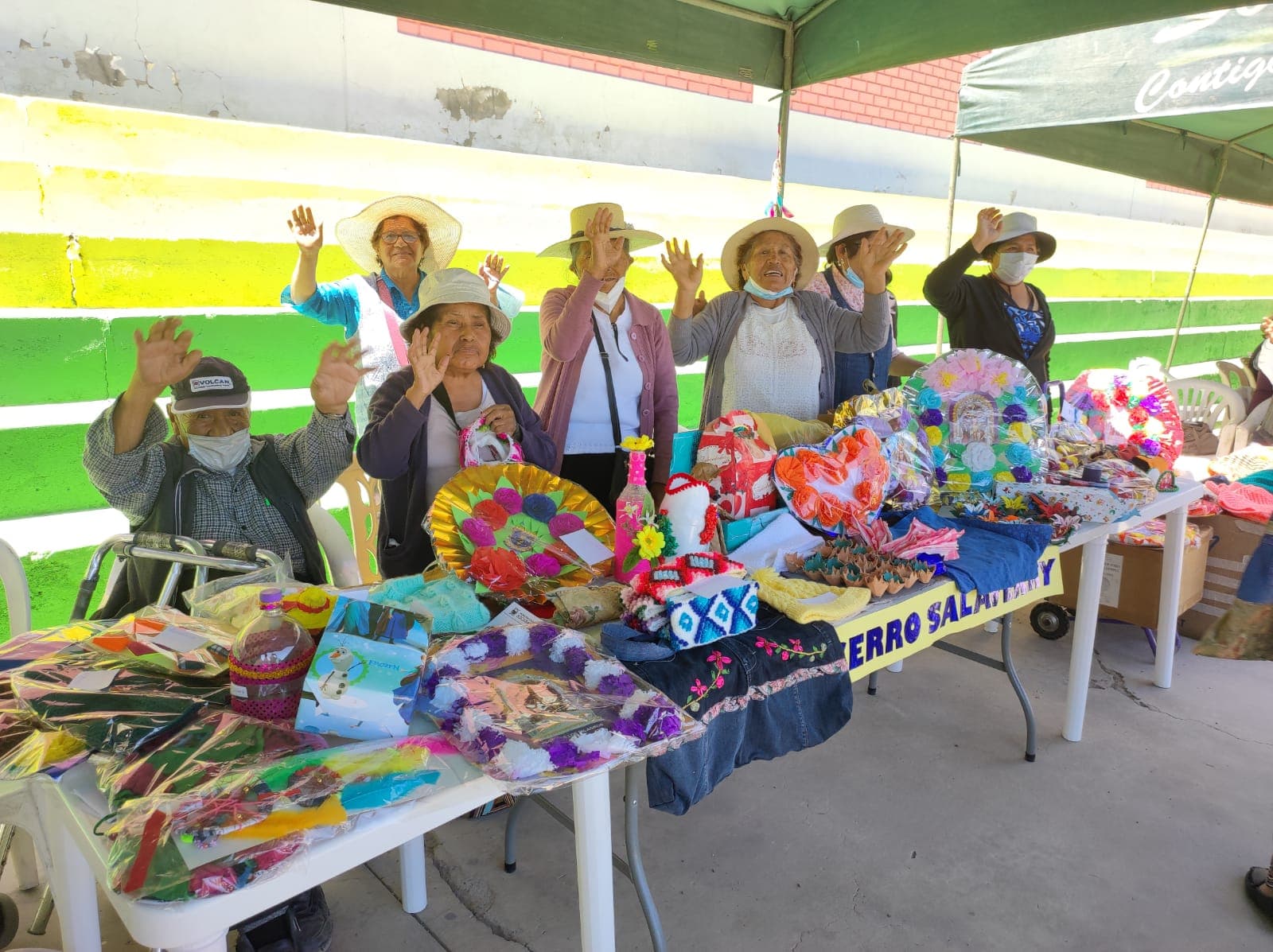Adultos mayores buscan salir adelante con su creatividad