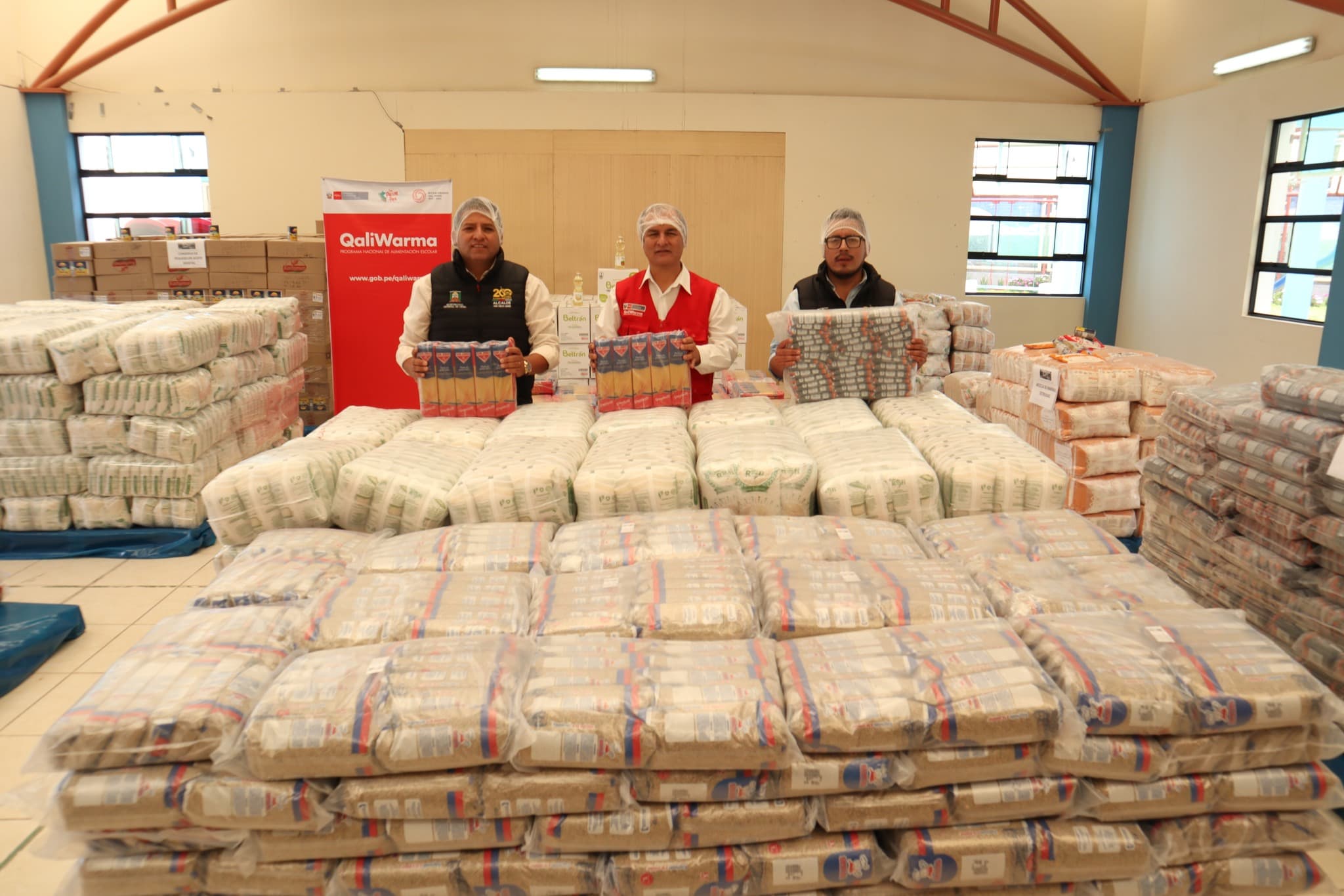 Dan alimentos para 21 ollas comunes de Cayma