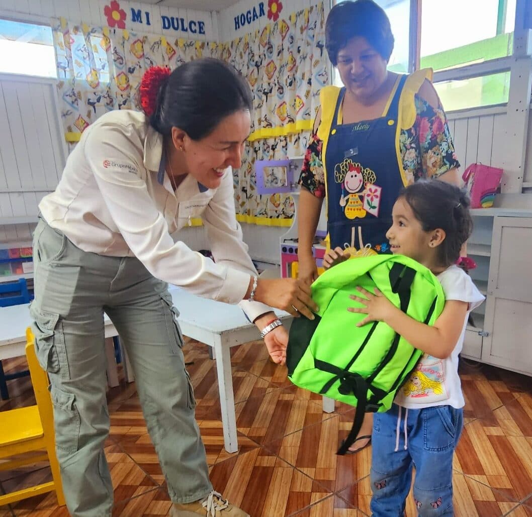 Niños y jóvenes recibieron kit escolar en la primera semana de retorno a clases
