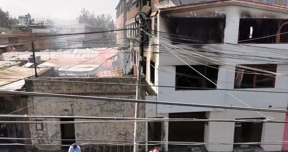 Incendio consume taller ilegal de carpintería en Miraflores