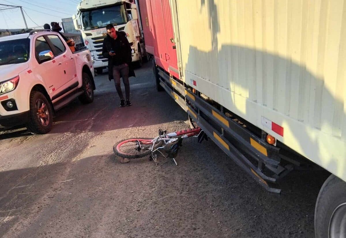 Ciclista fallece arrollado por tráiler en Cerro Colorado