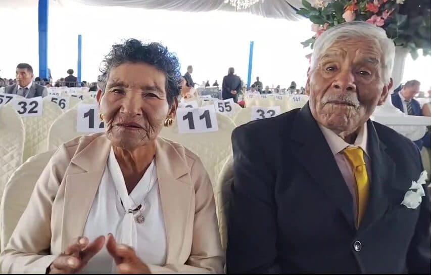 Pareja de adultos mayores se dan el sí en matrimonio comunitario
