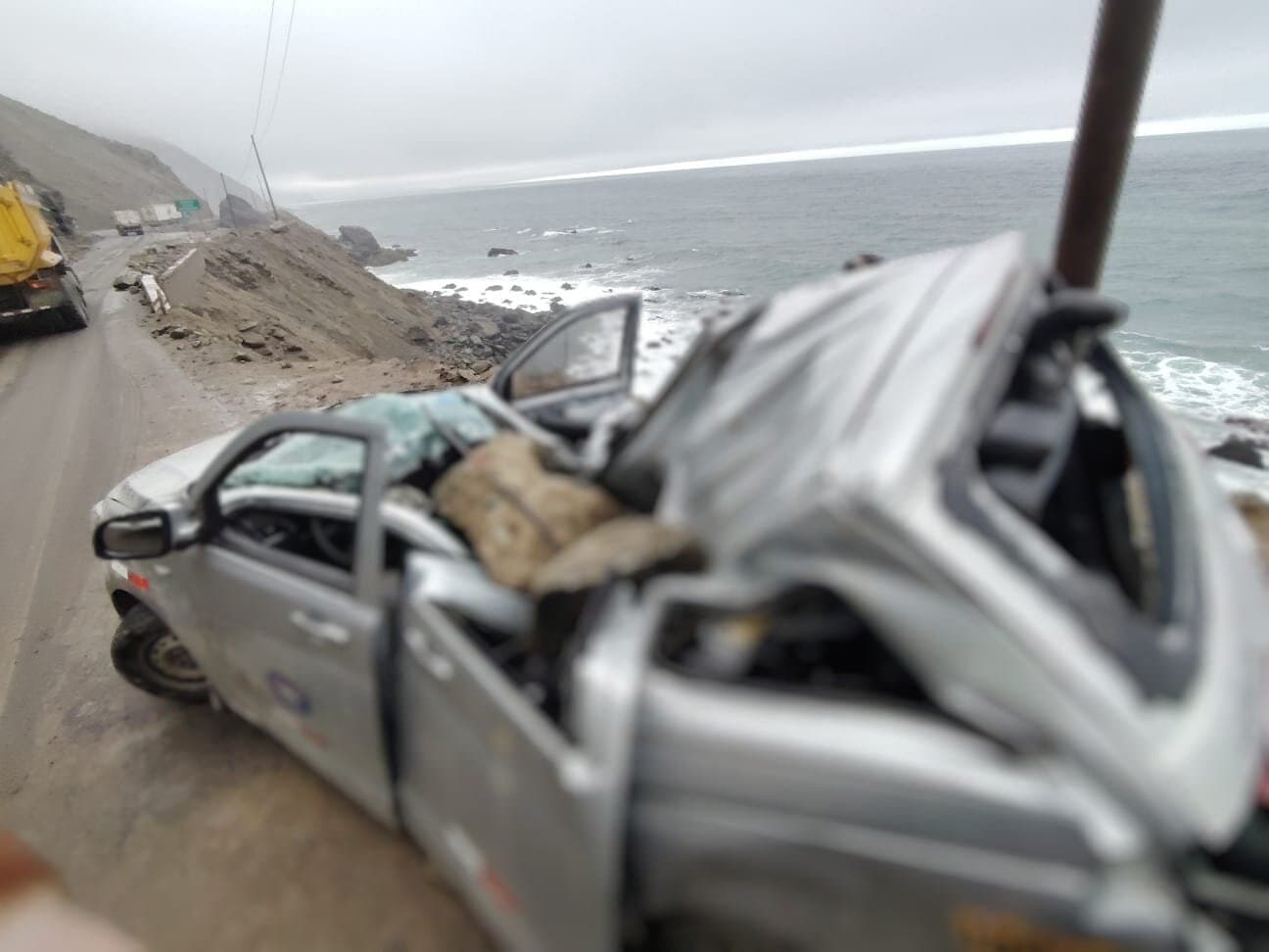 Mueren 3 viajeros debido a caída de roca en Atico