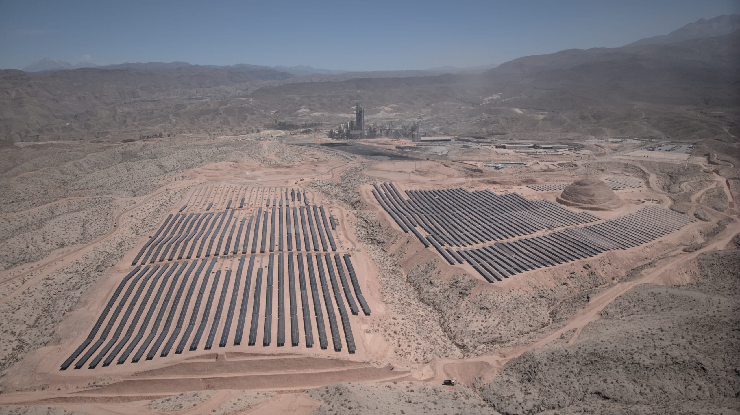 Inauguran la primera central solar en la industria cementera
