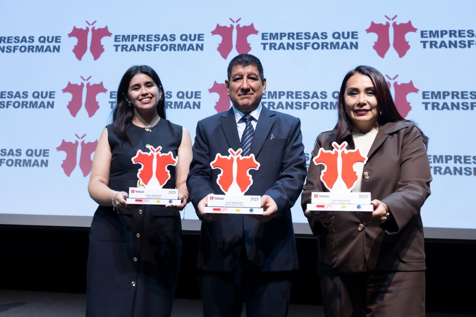 Caja Arequipa ganó triple premio en Empresas que Transforman 2025