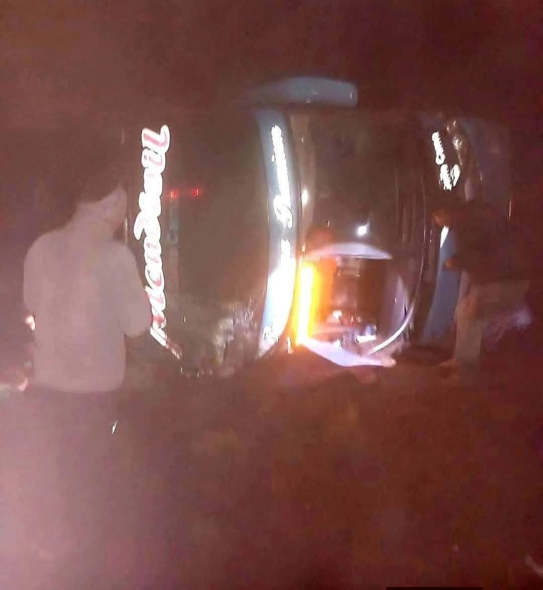 Un muerto y más de 20 heridos deja volcadura de bus en Imata