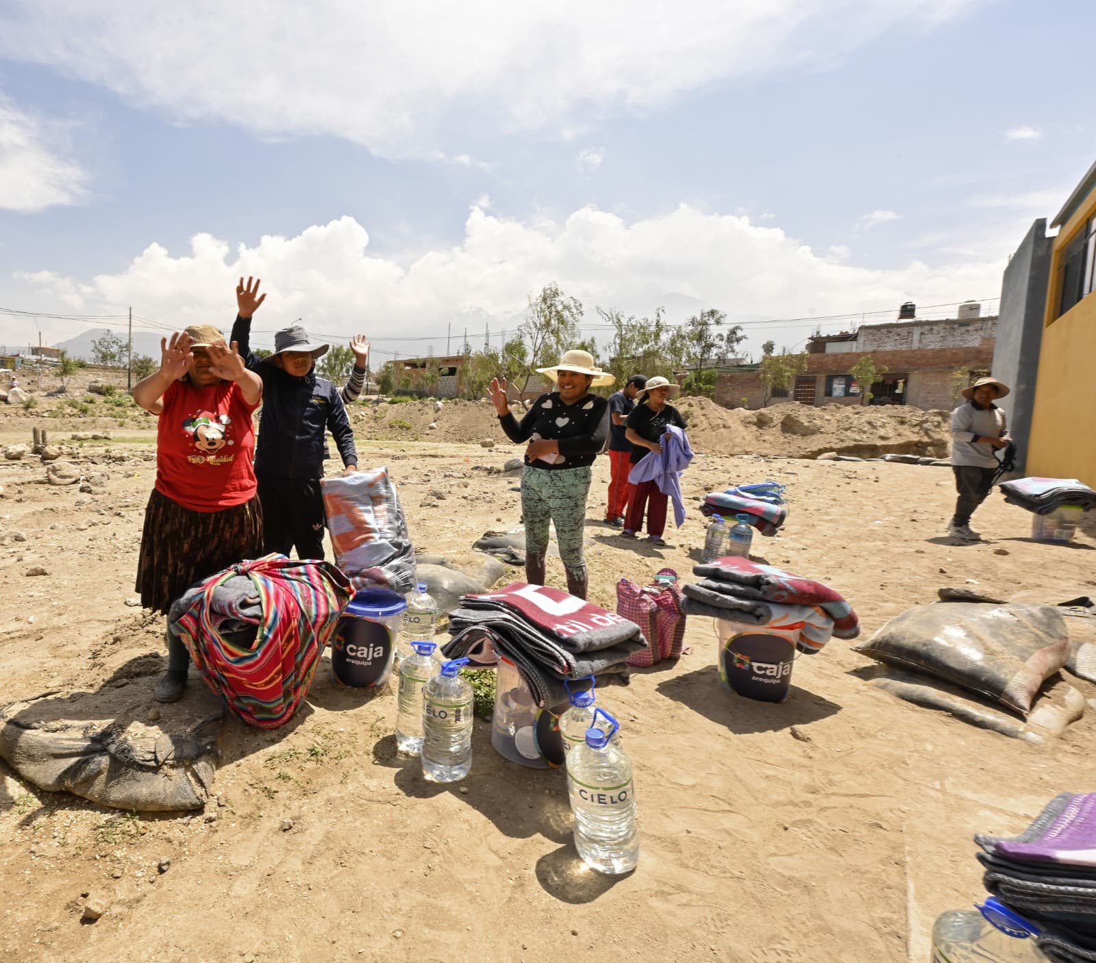 Caja Arequipa continúa llevando ayuda a familias afectadas por lluvias